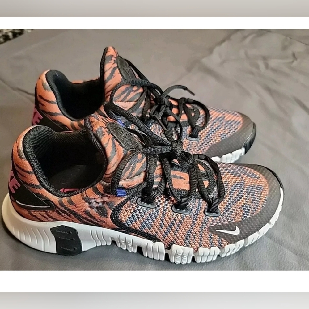 NEW Women's NIKE Free Metcon 4 Black Phantom/Burnt Sunrise SIZE 8.5